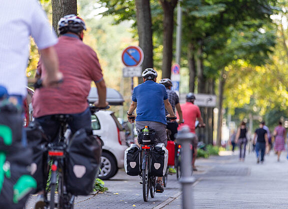 Berufsradler mit Helm in der Innenstadt